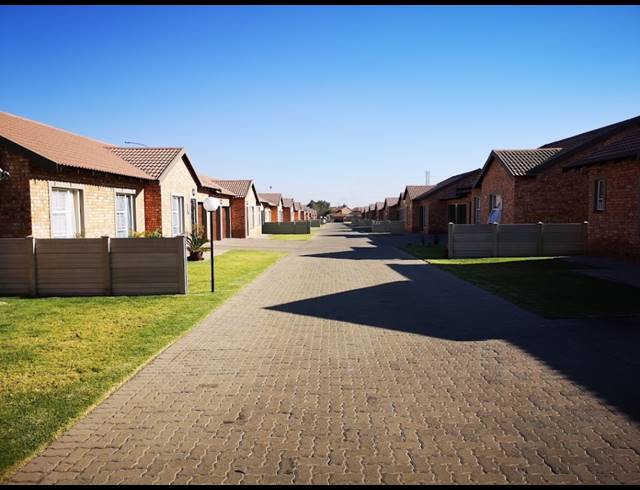2 BEDROOM TOWNHOUSE FOR SALE IN RIVERSDALE